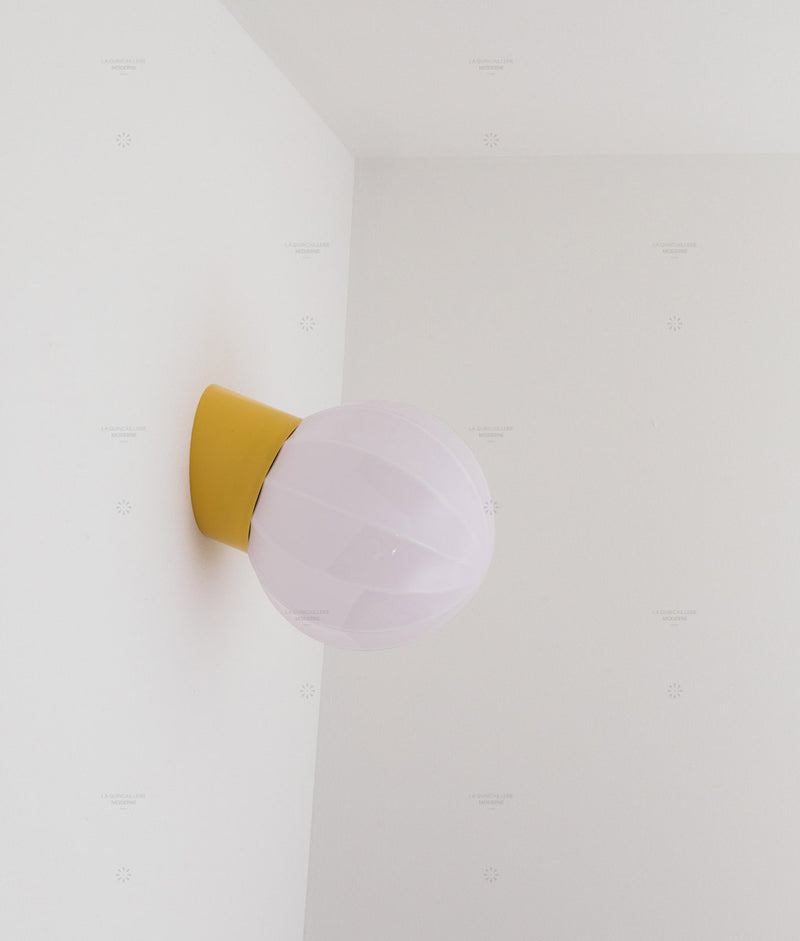 La Quincaillerie moderne - Applique "Movida" inclinée, jaune tournesol opaline rose très pâle