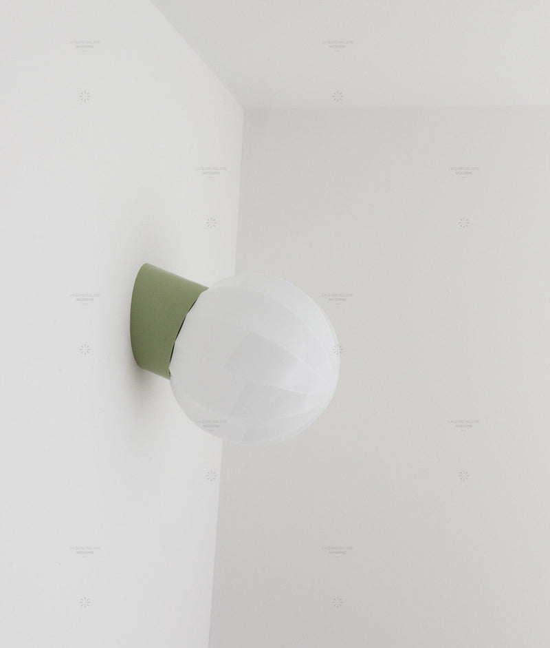 La Quincaillerie moderne - Applique "Movida" inclinée, vert sauge opaline blanc