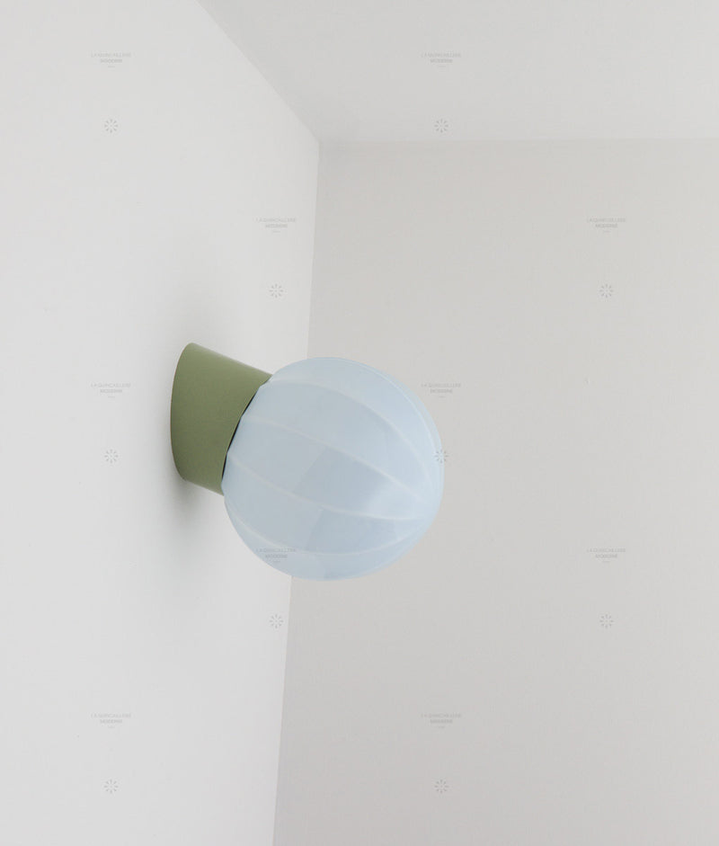 La Quincaillerie moderne - Applique "Movida" inclinée, vert sauge opaline bleu pâle