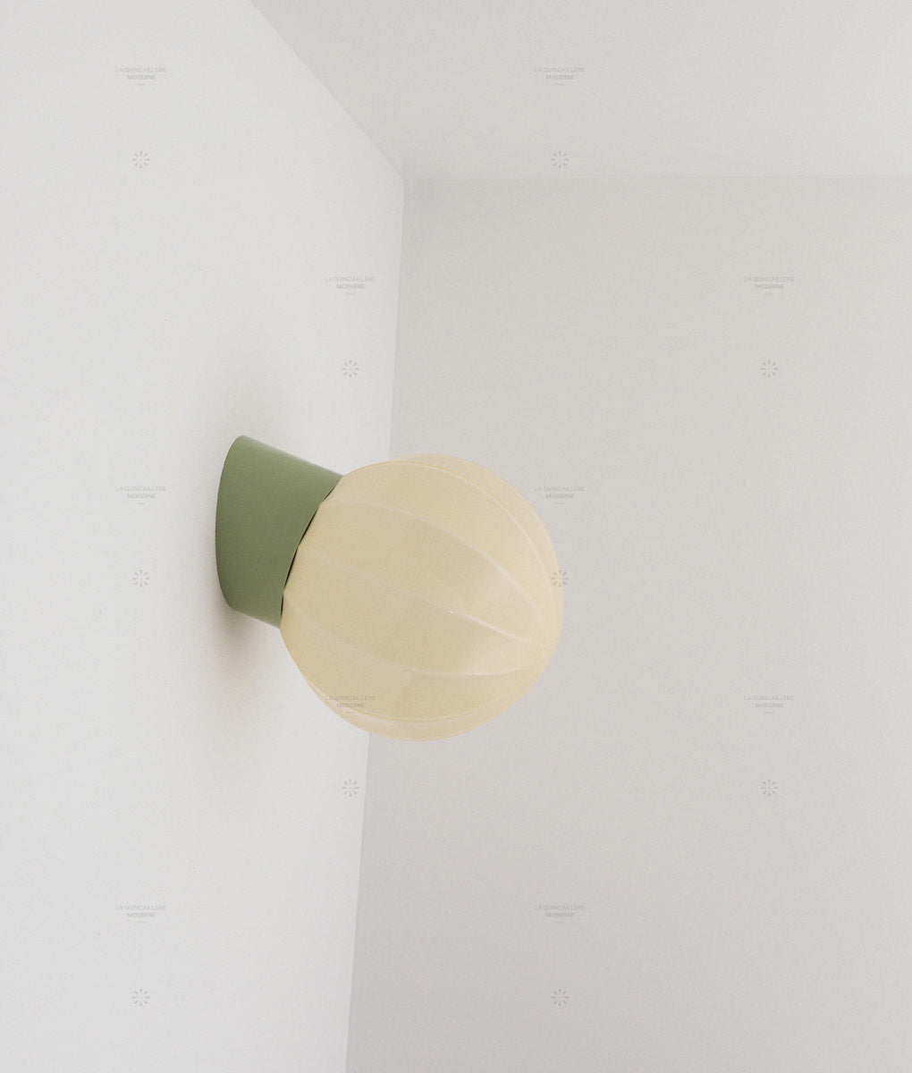La Quincaillerie moderne - Applique "Movida" inclinée, vert sauge opaline crème