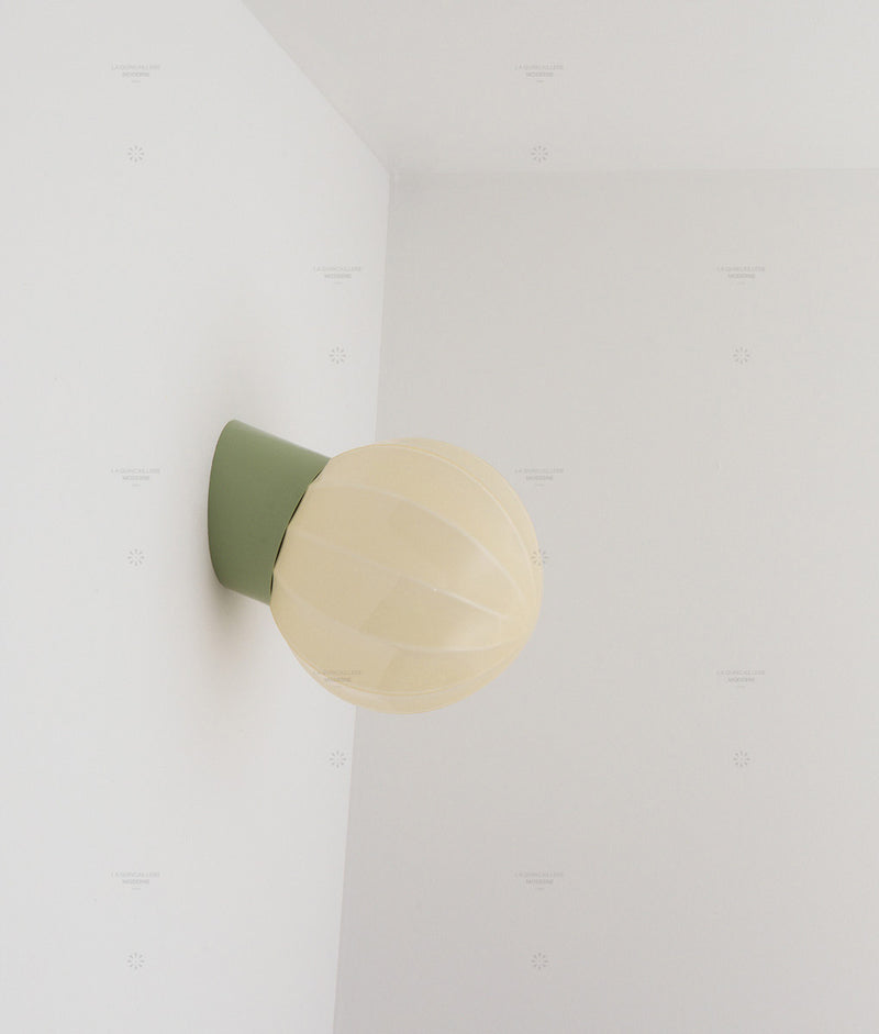 La Quincaillerie moderne - Applique "Movida" inclinée, vert sauge opaline crème