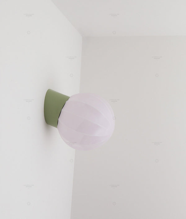 La Quincaillerie moderne - Applique "Movida" inclinée, vert sauge opaline rose très pâle
