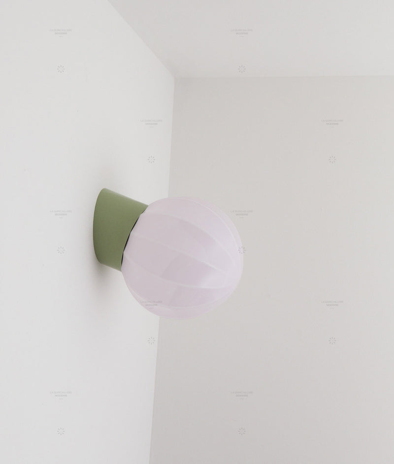 La Quincaillerie moderne - Applique "Movida" inclinée, vert sauge opaline rose très pâle