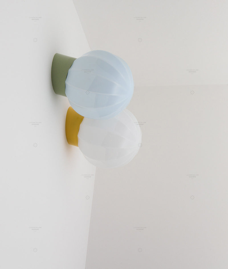 La Quincaillerie moderne - Appliques "Movida" inclinées, vert sauge, jaune tournesol, opalines bleu pâle et blanc