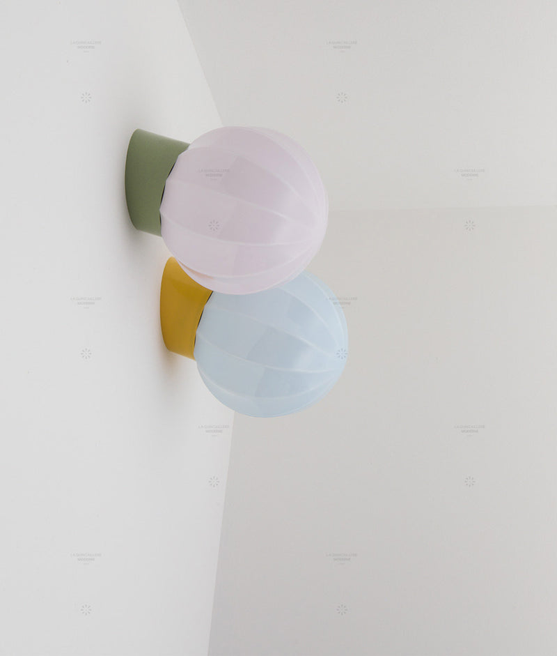 La Quincaillerie moderne - Appliques "Movida" inclinées, vert sauge, jaune tournesol, opalines rose très pâle et bleu pâle
