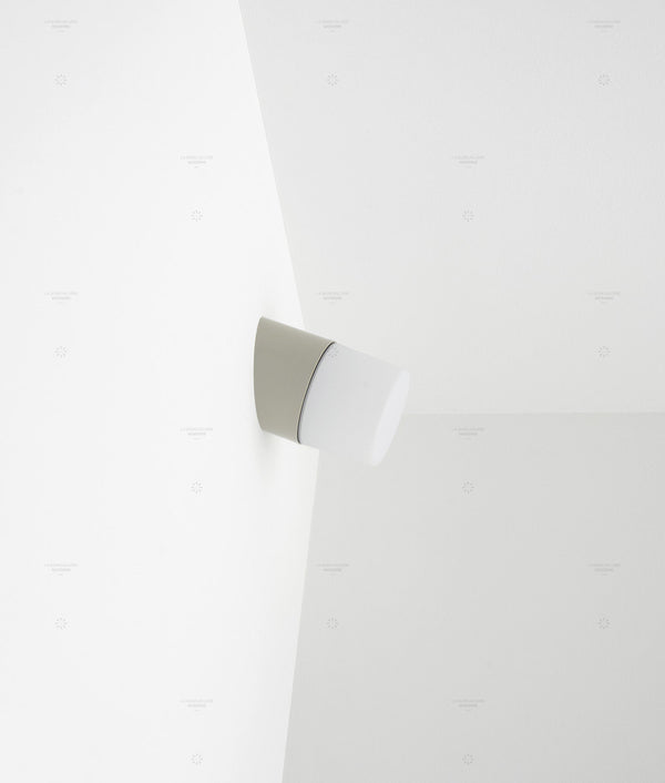 Applique "Punto" inclinée, verrerie opaline mate