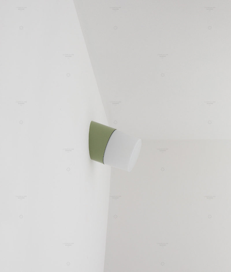 La Quincaillerie moderne - Applique / plafonnier "Punto", vert sauge opaline blanche mate