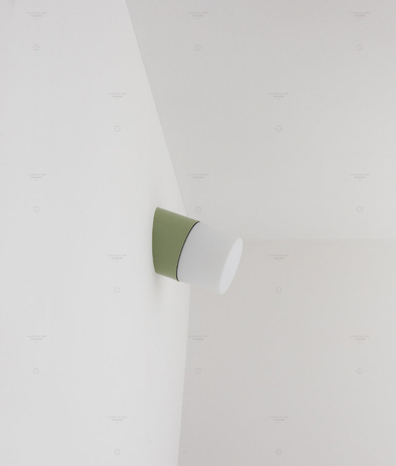 La Quincaillerie moderne - Applique / plafonnier "Punto", vert sauge opaline blanche satinée
