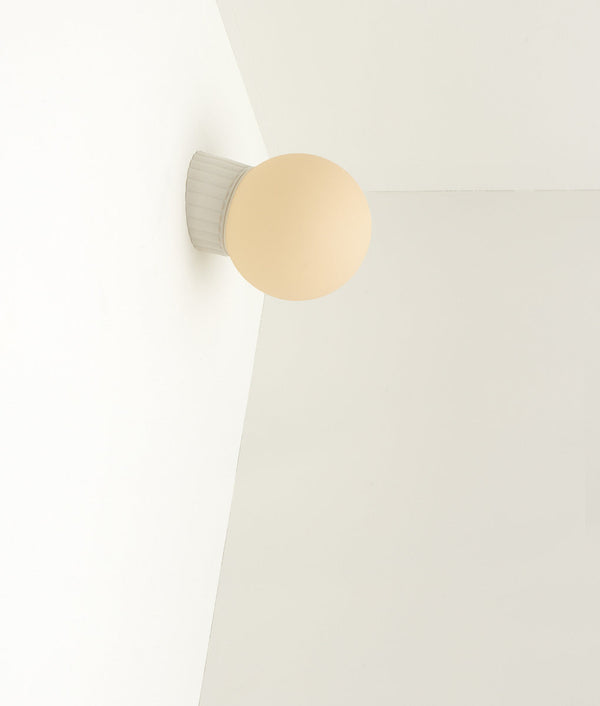 Applique inclinée "Grège" en porcelaine industrielle, verrerie boule mate crème, larges cannelures
