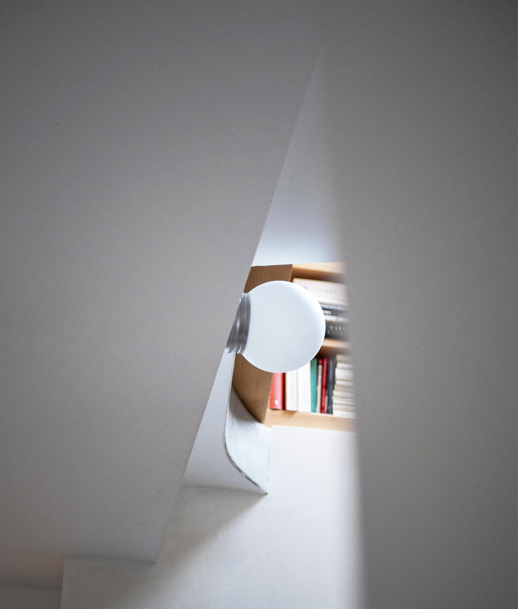 La Quincaillerie moderne - Applique / plafonnier "Odyssee", aluminium brossé, opaline blanche