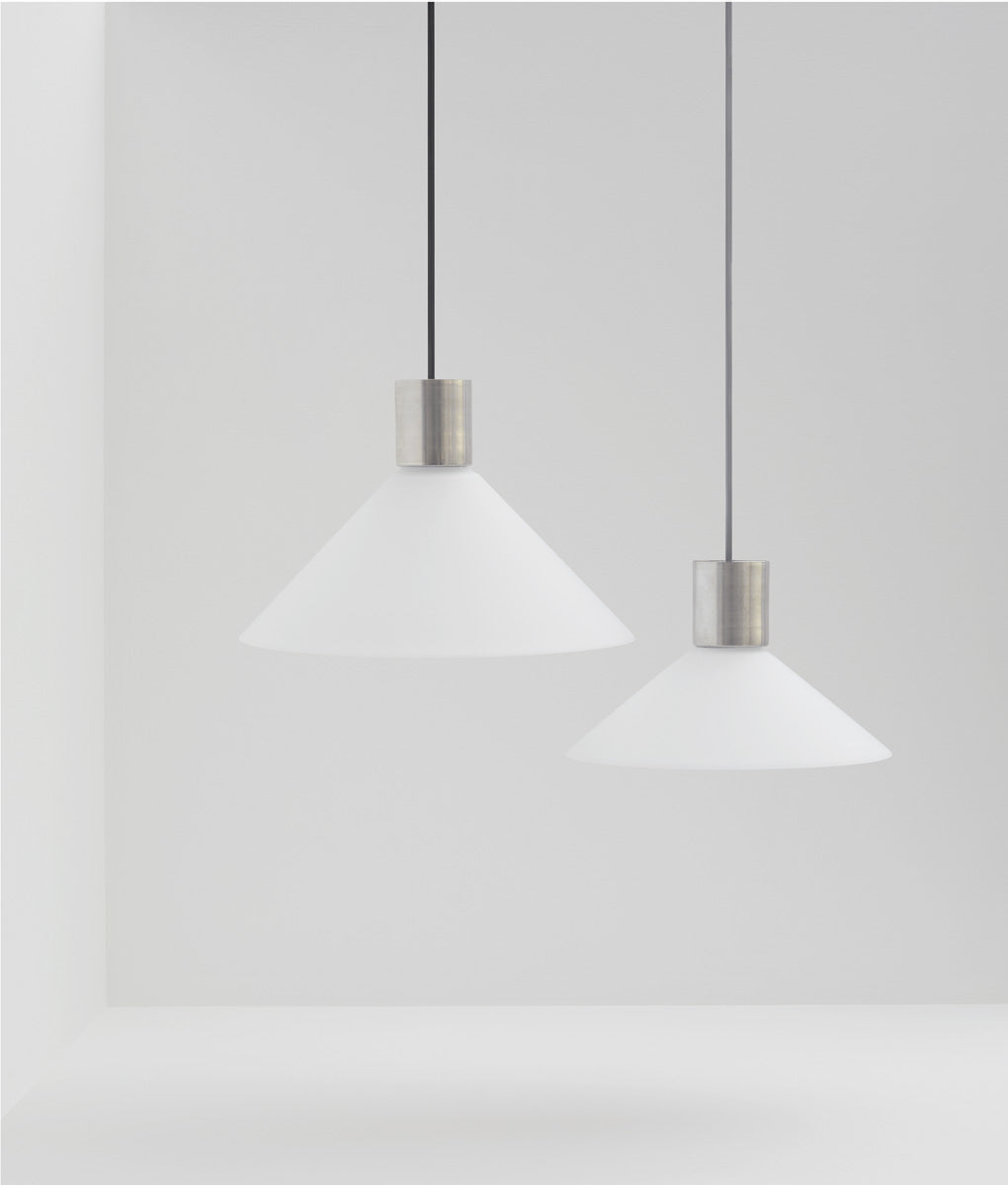 La Quincaillerie moderne - Suspension "Délices" en aluminium peint et verre opalin - Fabriqué en Europe et assemblé à Paris