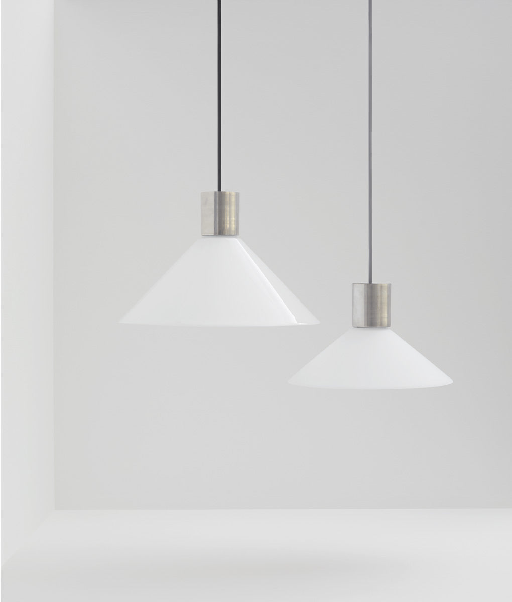 La Quincaillerie moderne - Suspension "Délices" en aluminium peint et verre opalin - Fabriqué en Europe et assemblé à Paris