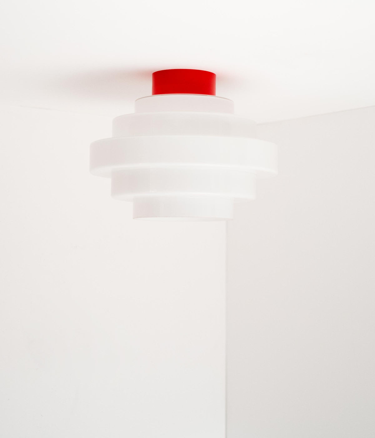 La Quincaillerie moderne - Plafonnier "En cascade", socle rouge coquelicot, opaline satinée