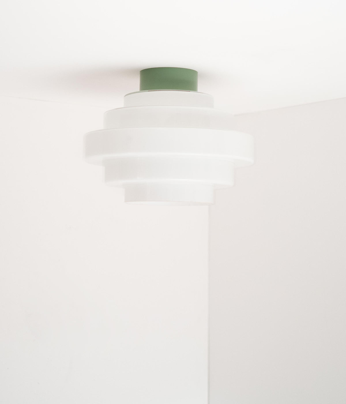 La Quincaillerie moderne - Plafonnier "En cascade", socle vert sauge, opaline satinée