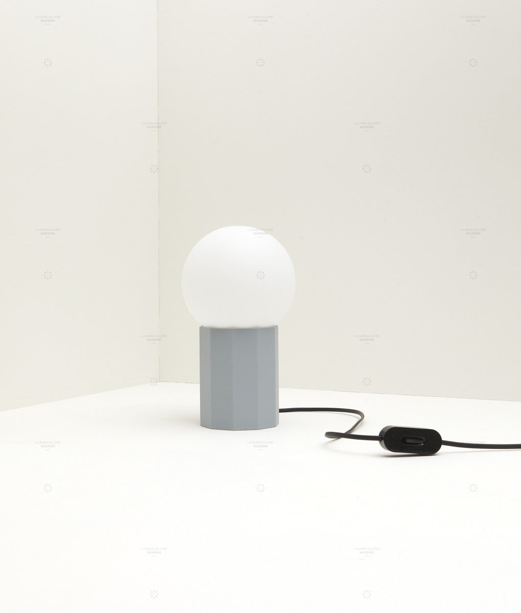 Lampe à poser "Colonnade", base à facettes, verrerie boule mate, bleu glacier