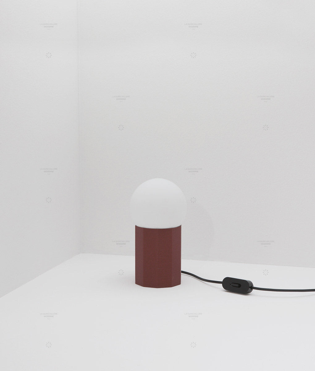 Lampe à poser "Colonnade", base à facettes, verrerie boule mate, très petit modèle - ø 12,5 cm