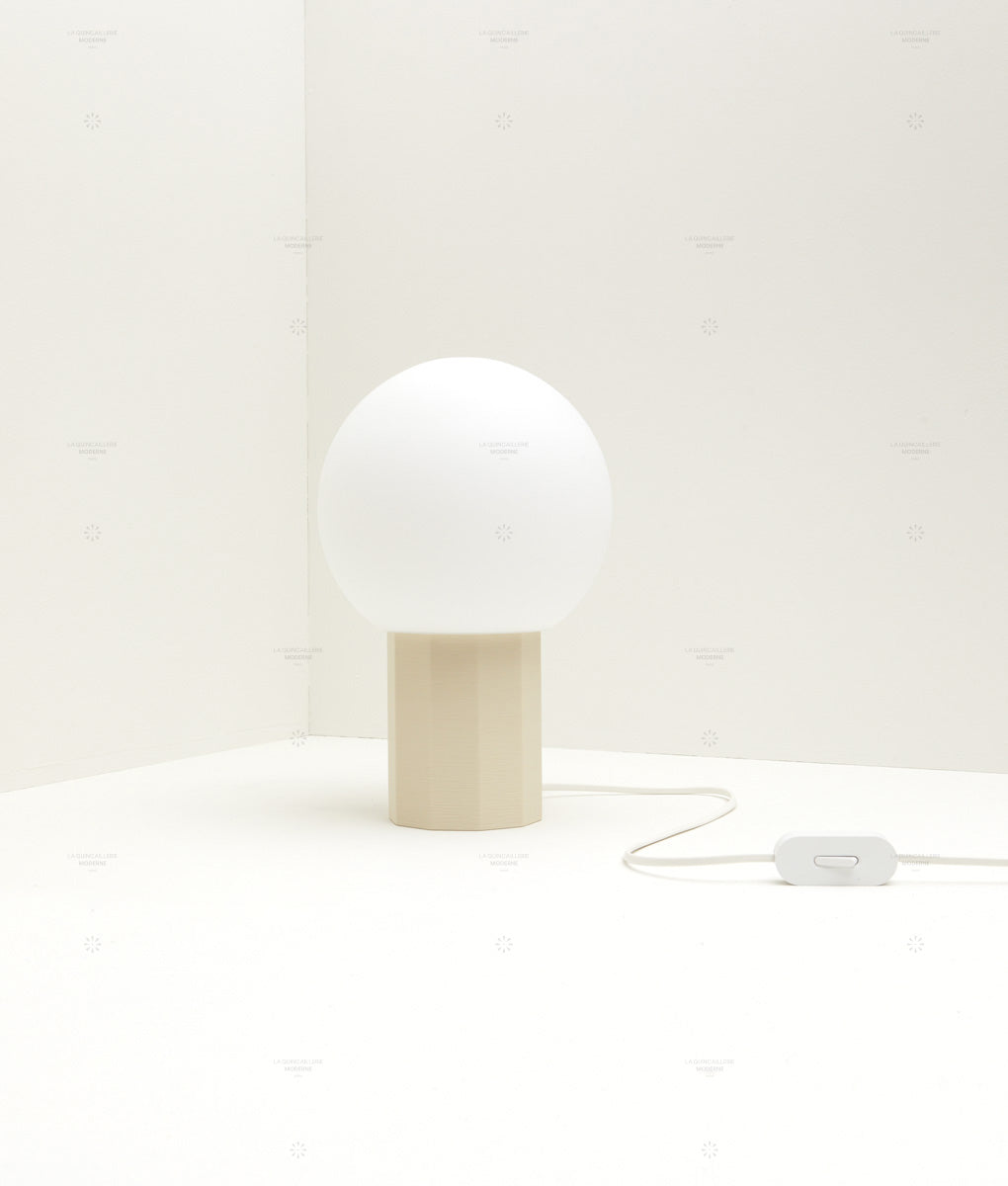 Lampe à poser "Colonnade", base à facettes, verrerie boule mate, grand modèle, crème