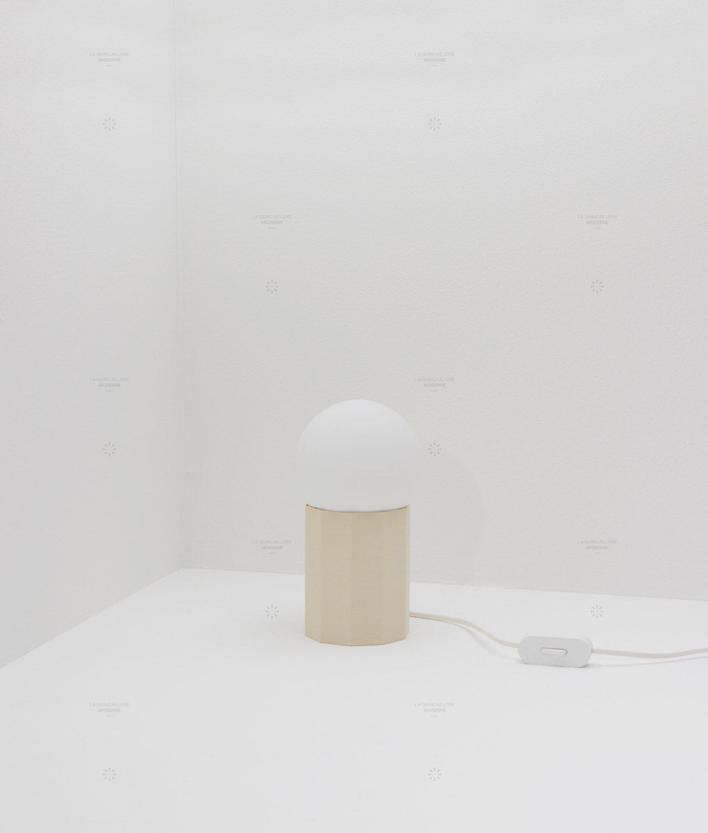 Lampe à poser "Colonnade", base à facettes, verrerie boule mate, très petit modèle - ø 12,5 cm