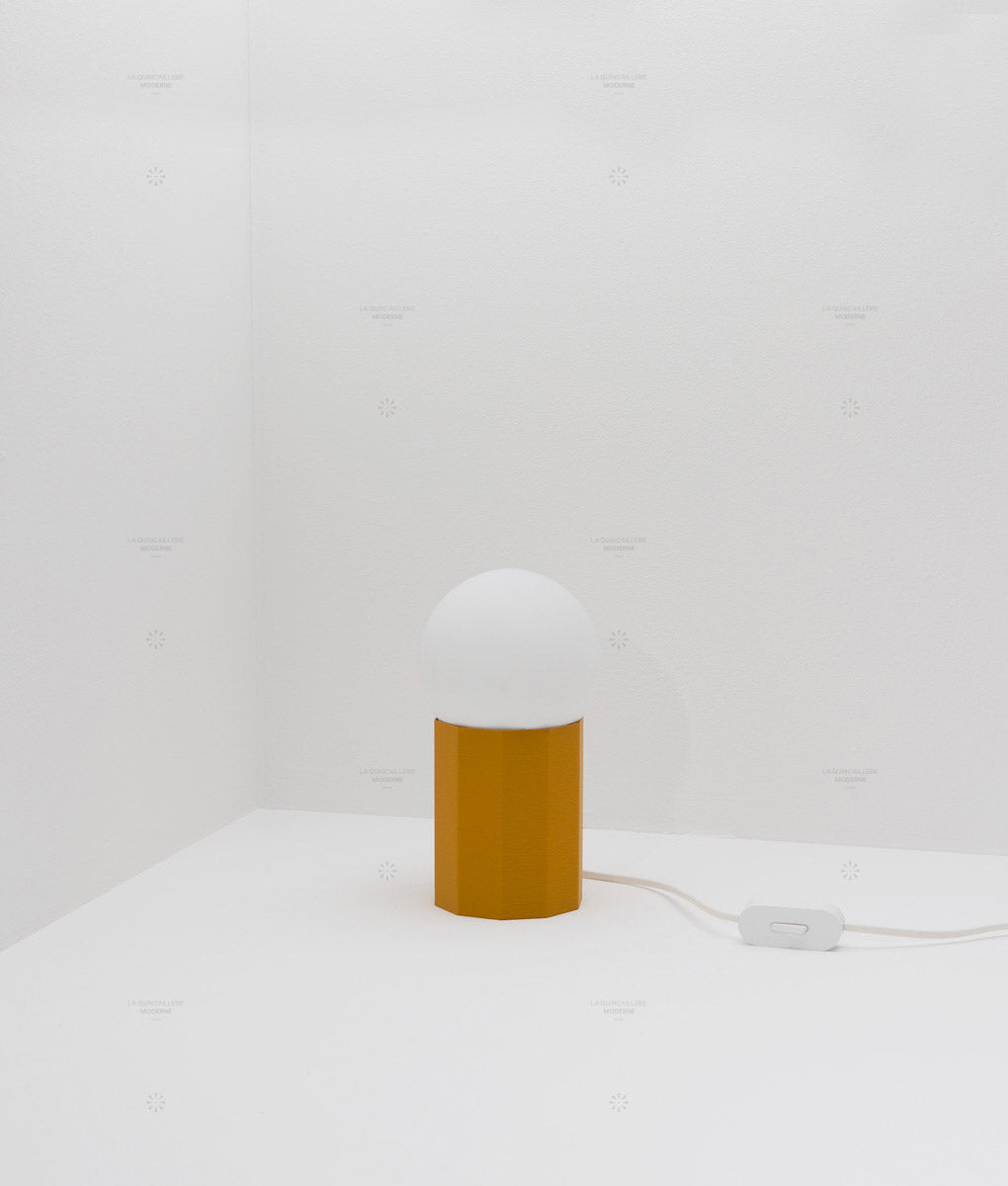 Lampe à poser "Colonnade", base à facettes, verrerie boule mate, très petit modèle - ø 12,5 cm