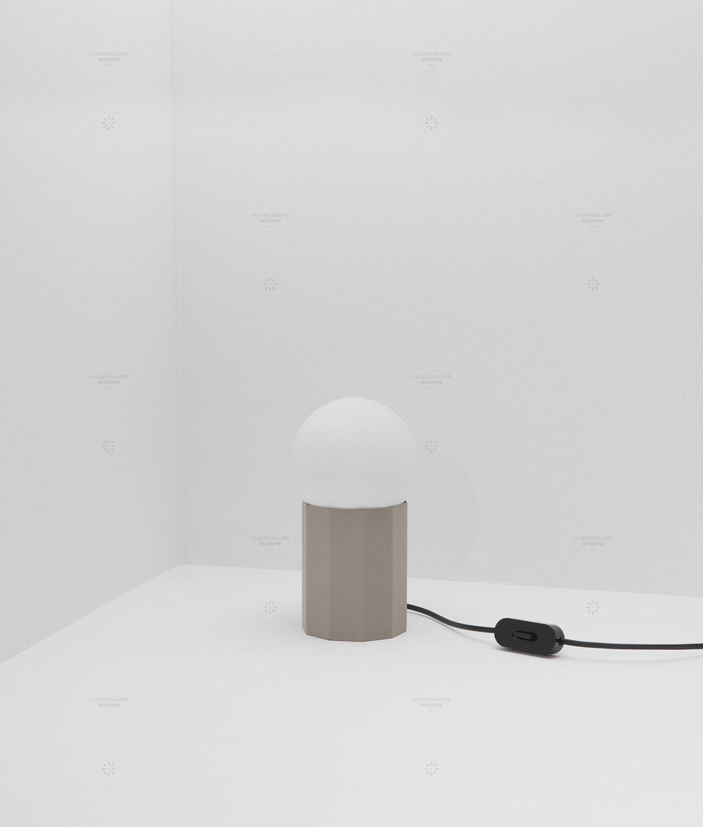 Lampe à poser "Colonnade", base à facettes, verrerie boule mate, très petit modèle - ø 12,5 cm