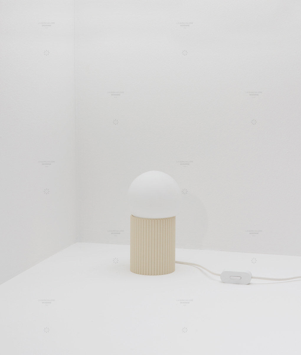 Lampe à poser "Colonnade", base à fines cannelures, verrerie boule mate, très petit modèle - ø 12,5 cm