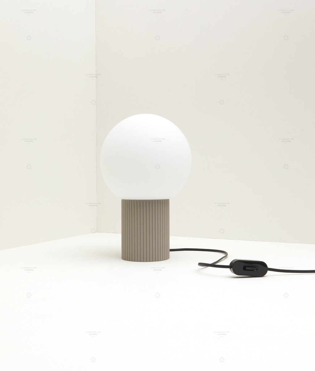 Lampe à poser "Colonnade", base à fines cannelures, verrerie boule mate, grand modèle, taupe
