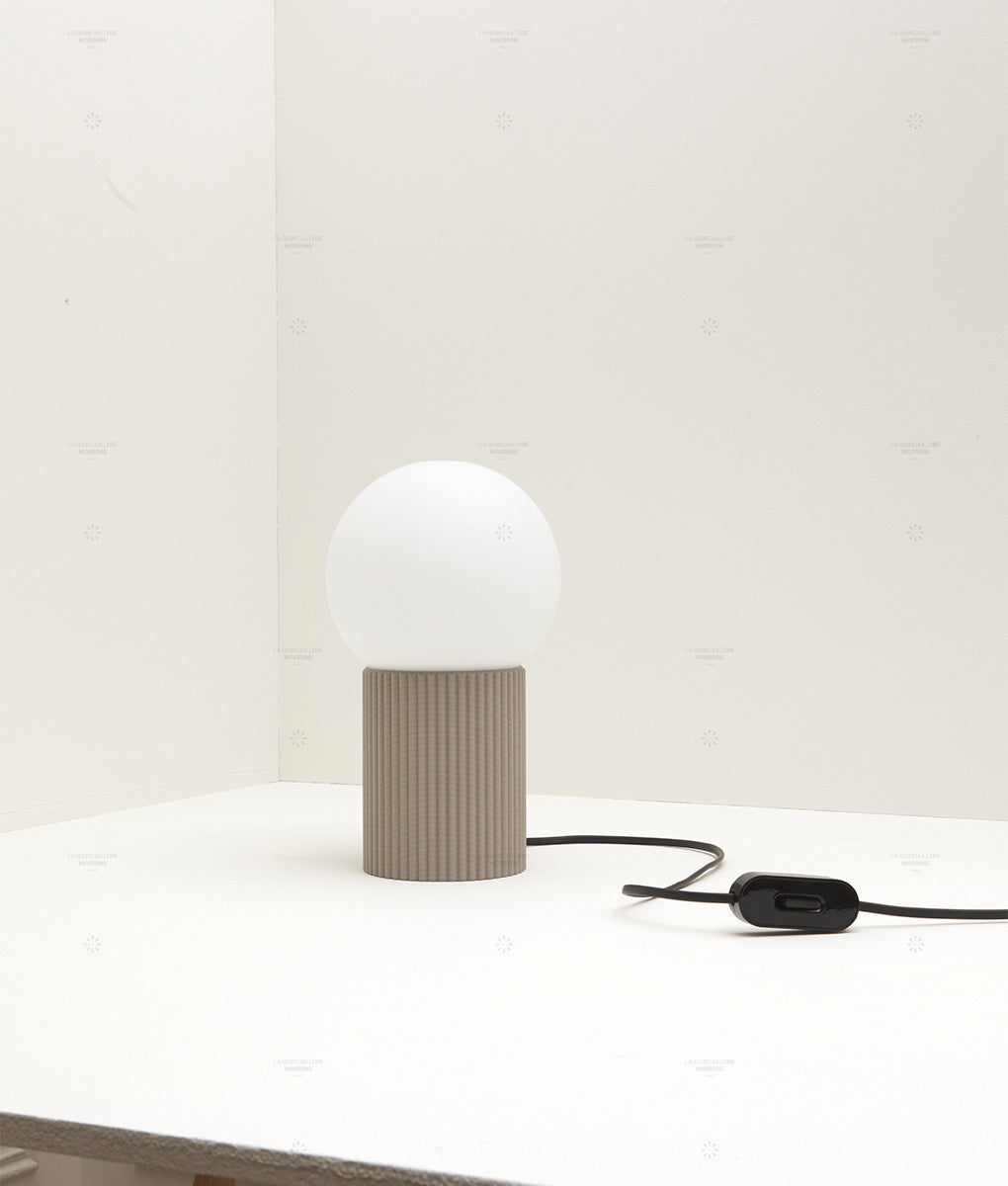 La Quincaillerie moderne- Lampe à poser "Colonnade" Studio Bold design - PLA recyclé, opaline mate