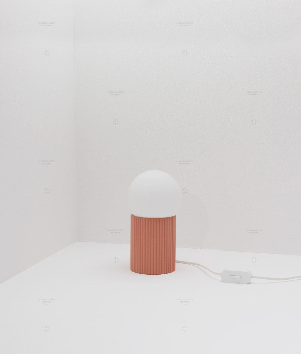 Lampe à poser "Colonnade", base à fines cannelures, verrerie boule mate, très petit modèle - ø 12,5 cm