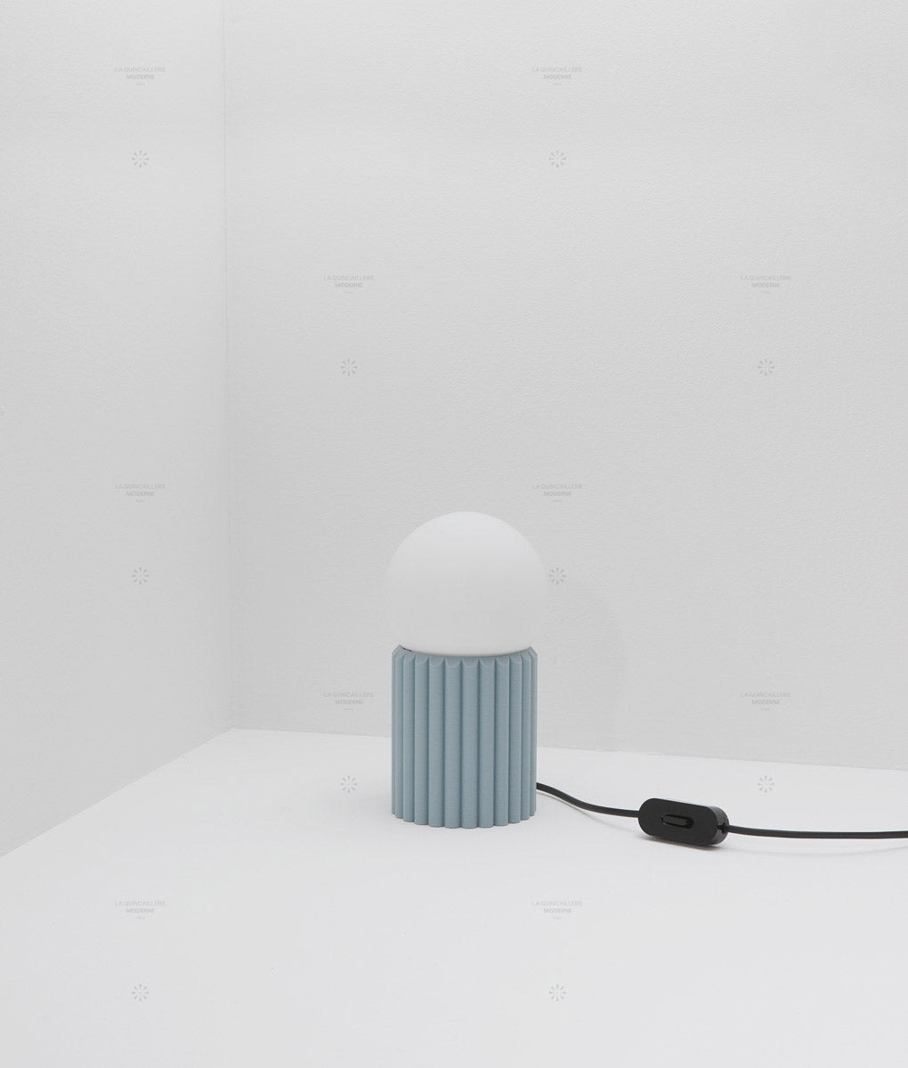 Lampe à poser "Colonnade", base à larges cannelures, verrerie boule mate, très petit modèle - ø 12,5 cm