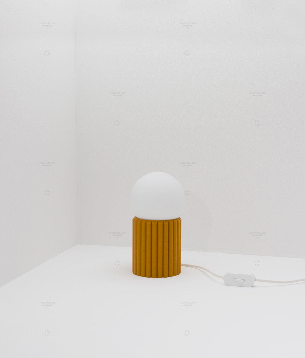 Lampe à poser "Colonnade", base à larges cannelures, verrerie boule mate, très petit modèle - ø 12,5 cm