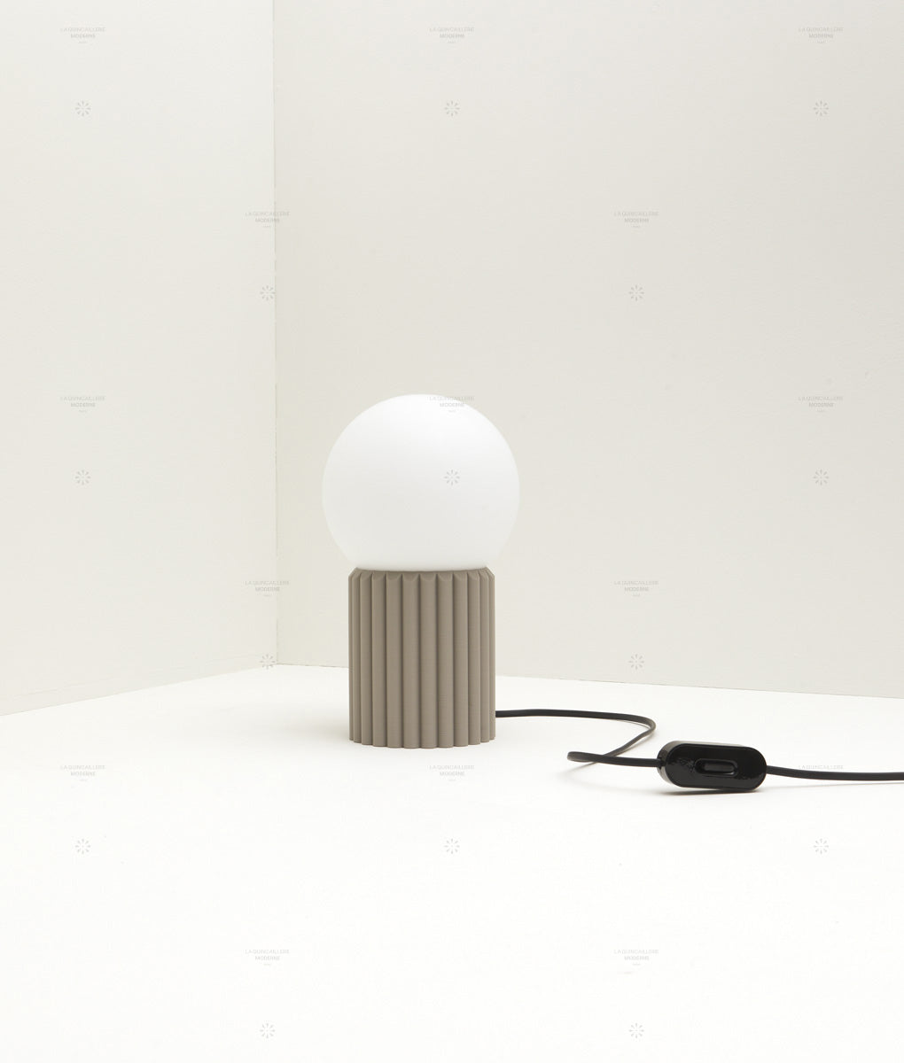 Lampe à poser "Colonnade", base à larges cannelures, verrerie boule mate, taupe