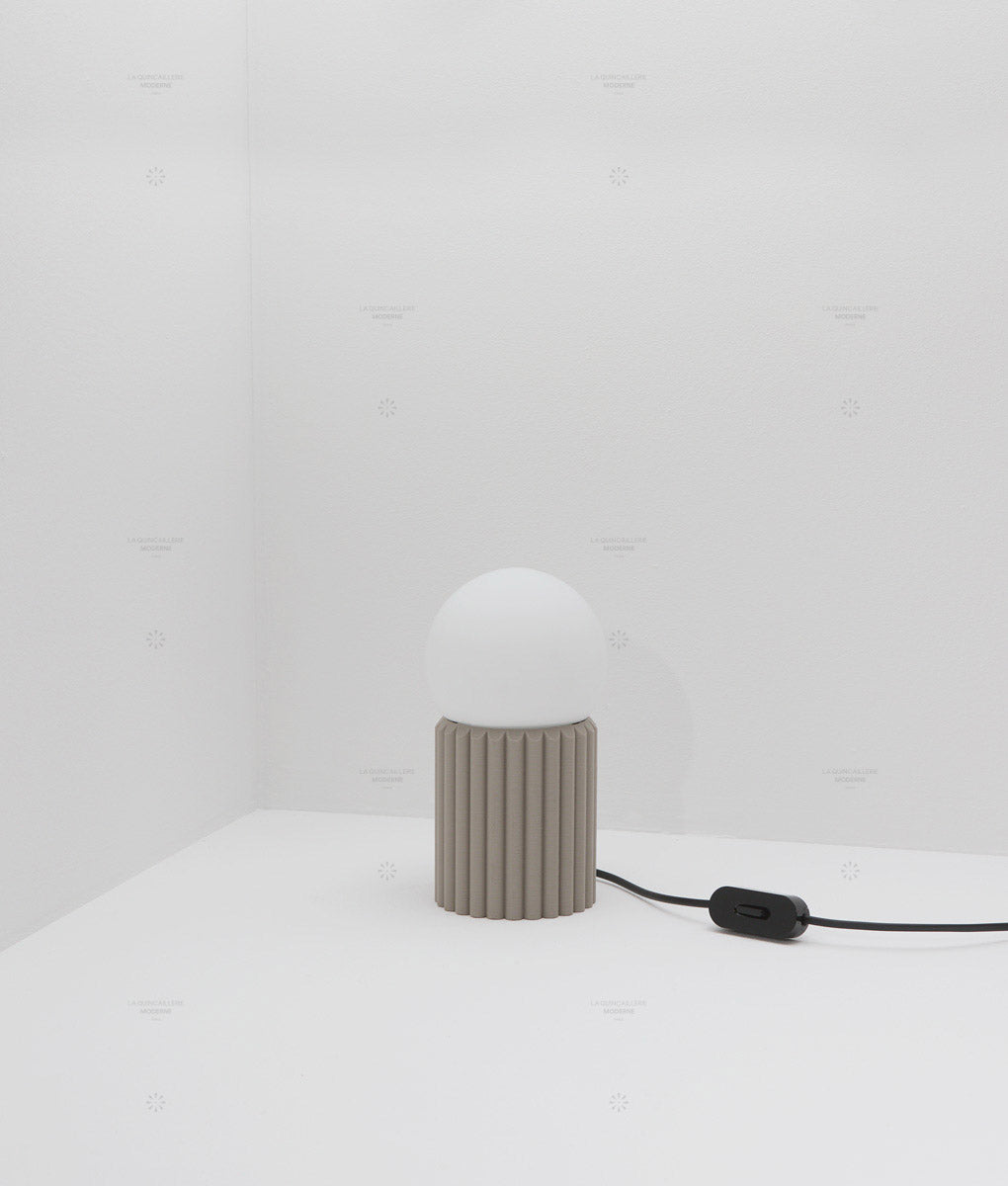 Lampe à poser "Colonnade", base à larges cannelures, verrerie boule mate, très petit modèle - ø 12,5 cm