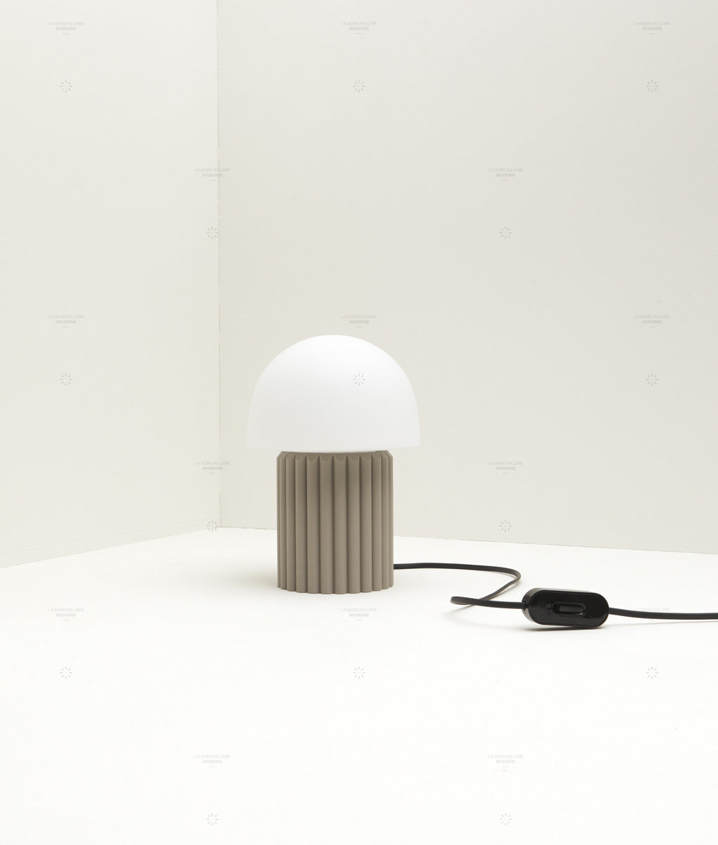 Lampe à poser "Colonnade", base à larges cannelures, verrerie "champignon" mate, taupe