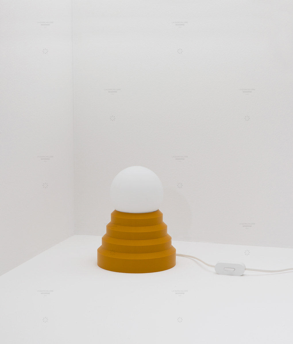 Lampe à poser "Colonnade", base pyramide, verrerie boule mate, très petit modèle - ø 12,5 cm