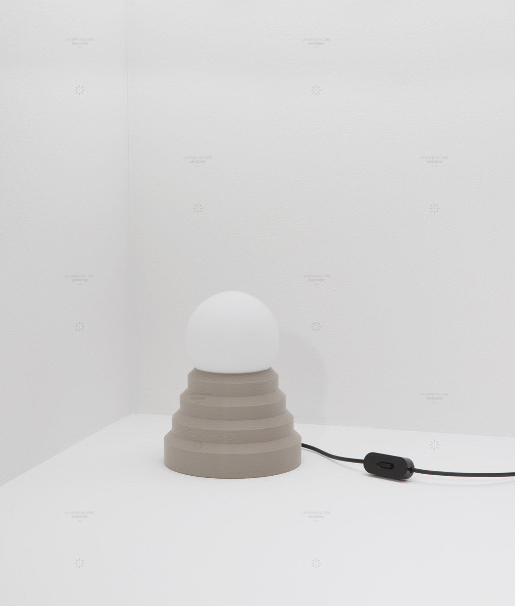 Lampe à poser "Colonnade", base pyramide, verrerie boule mate, très petit modèle - ø 12,5 cm