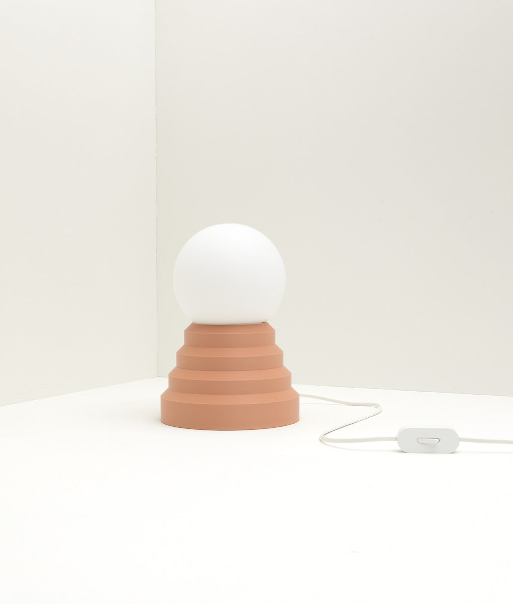 Lampe a poser "Colonnade" en opaline, socle vieux rose - La Quincaillerie moderne & Bold Design