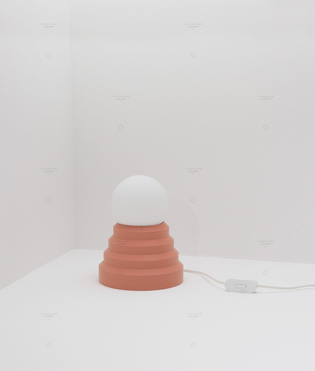 Lampe à poser "Colonnade", base pyramide, verrerie boule mate, très petit modèle - ø 12,5 cm