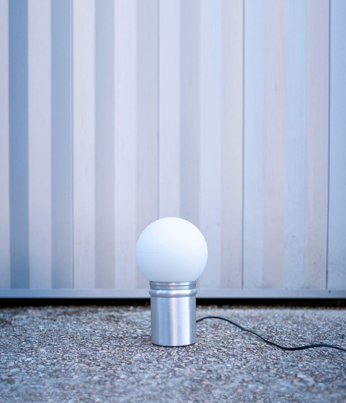 La Quincaillerie moderne - Lampe à poser "Odyssée", globe ø 15 cm en opaline mate. Pied en aluminium brossé. Fabriqué dans des manufactures européennes, assemblé à Paris. 