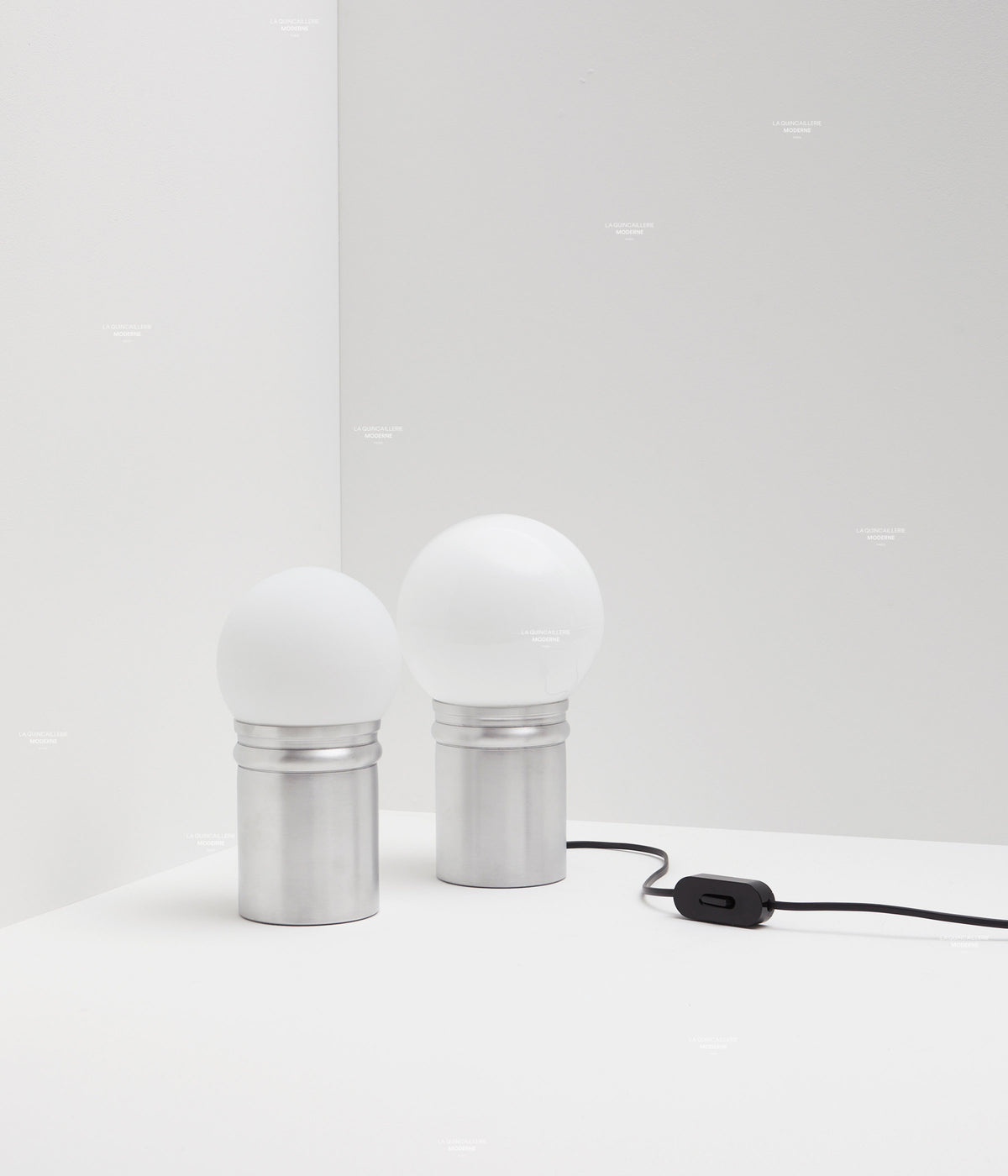 La Quincaillerie moderne - Collection de lampes de bureau « Odyssée" en aluminium brut et verre opalin mat et satiné. Fabrication artisanale en Europe, assemblé à Paris. 