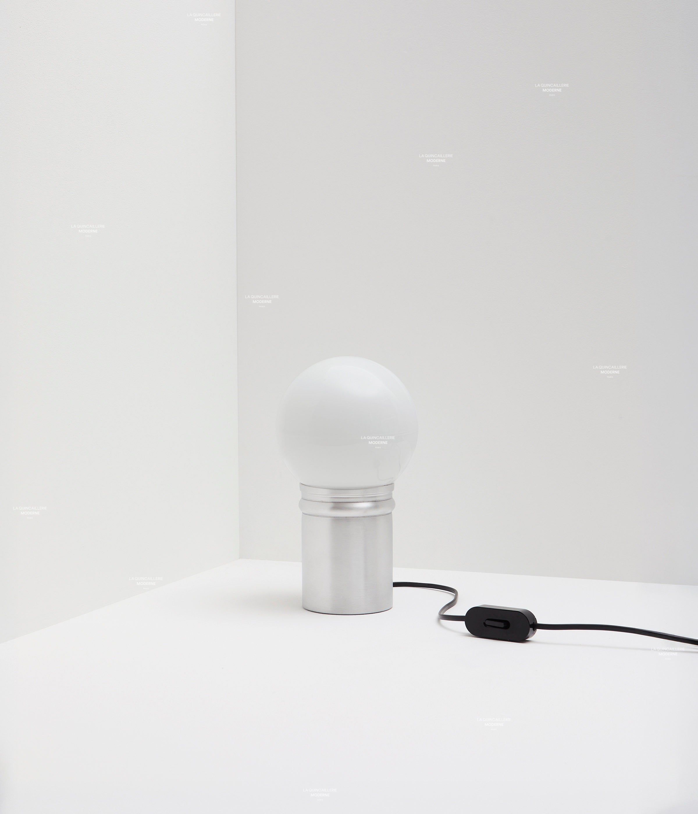 La Quincaillerie moderne - Lampe de bureau "odyssée" en aluminium brut et verre opalin satiné. Petit globeFabrication artisanale en Europe, assemblé à Paris.  