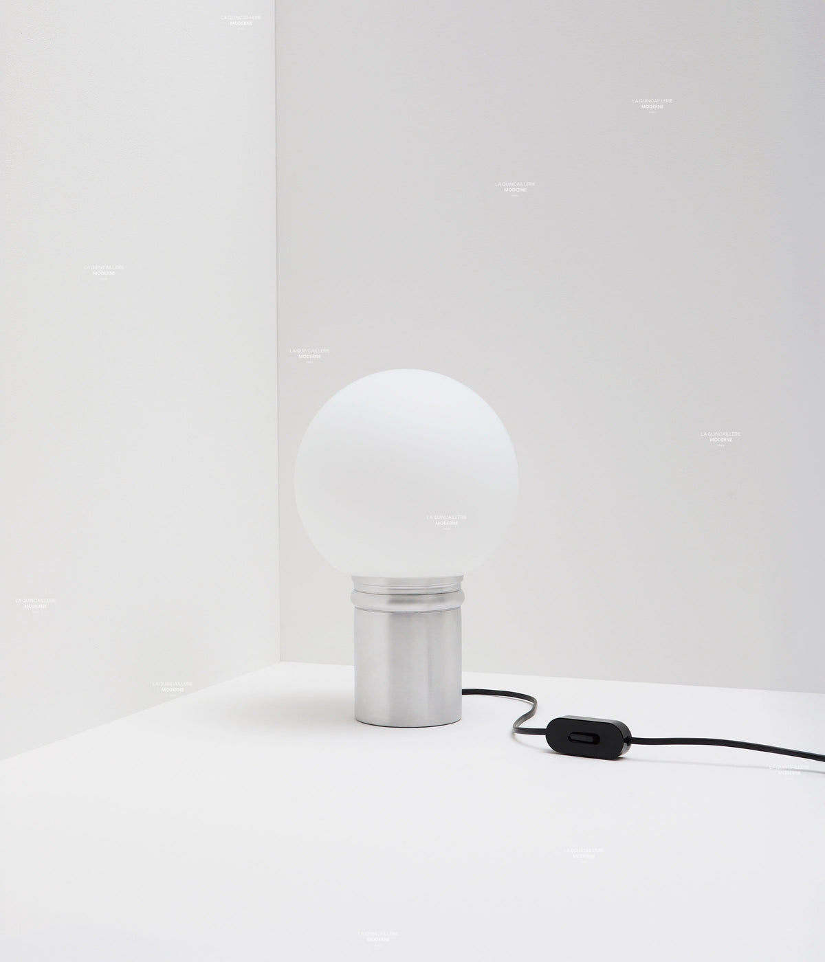 La Quincaillerie moderne - Lampe de bureau "odyssée" en aluminium brut et verre opalin mat. Fabrication artisanale en Europe, assemblé à Paris. 