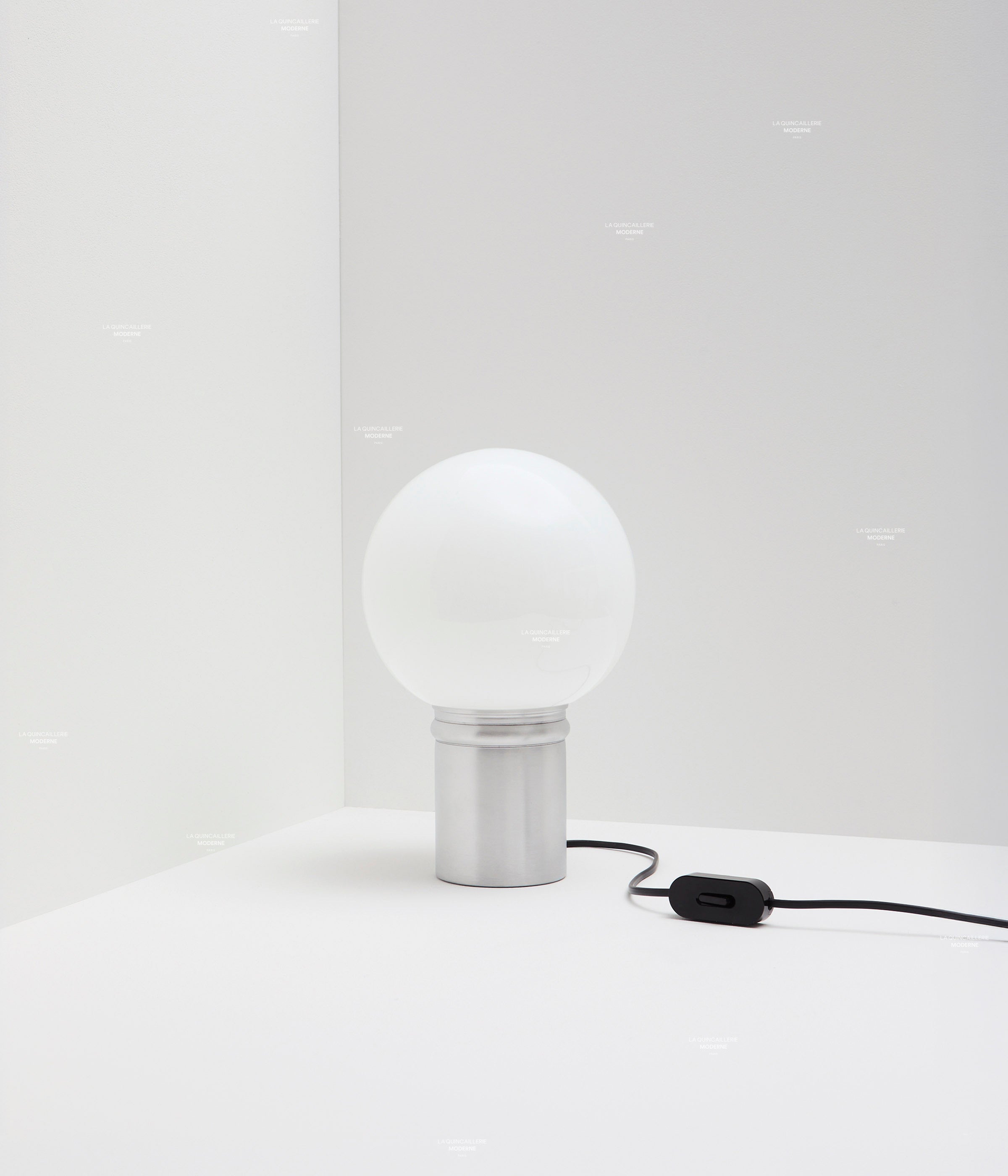 La Quincaillerie moderne - Lampe de bureau "odyssée" en aluminium brut et verre opalin mat. Fabrication artisanale en Europe, assemblé à Paris.satiné