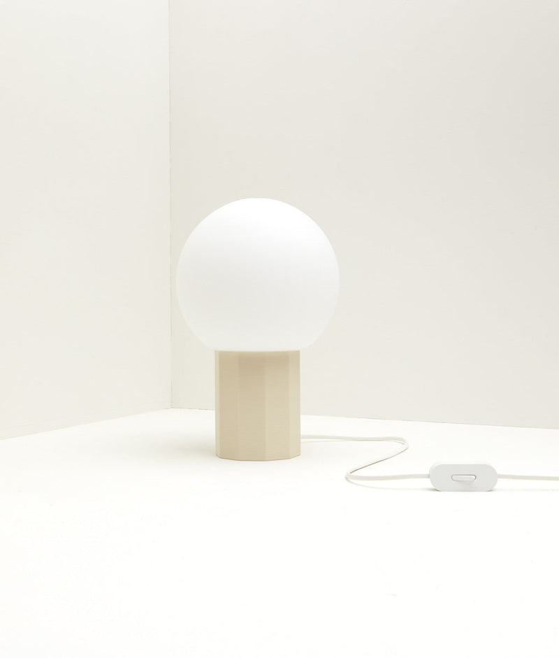 Lampe à poser "Colonnade", base à facettes, verrerie boule mate, grand modèle, crème