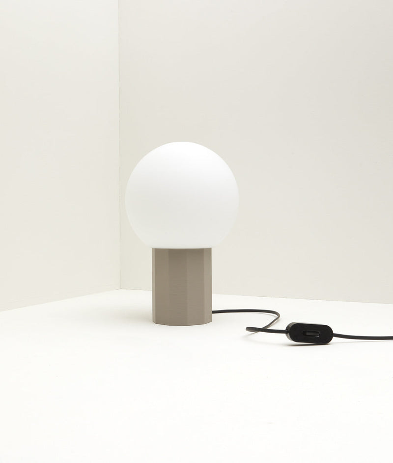 Lampe à poser "Colonnade", base à facettes, verrerie boule mate, grand modèle, taupe