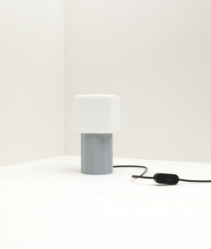 Lampe à poser "Colonnade", base à facettes, verrerie "cube" mate, bleu glacier
