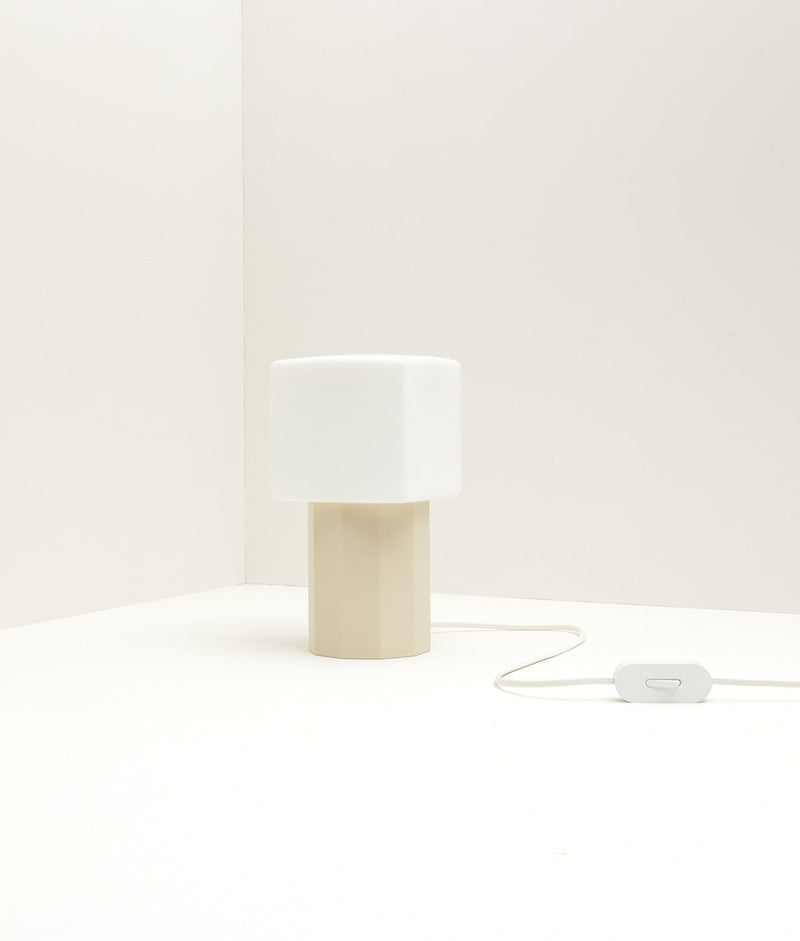 Lampe à poser "Colonnade", base à facettes, verrerie "cube" mate, crème