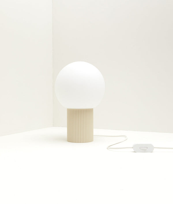 Lampe à poser "Colonnade", base à fines cannelures, verrerie boule mate, grand modèle, crème