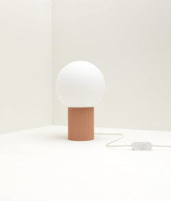 Lampe à poser "Colonnade", base à fines cannelures, verrerie boule mate, grand modèle, vieux rose