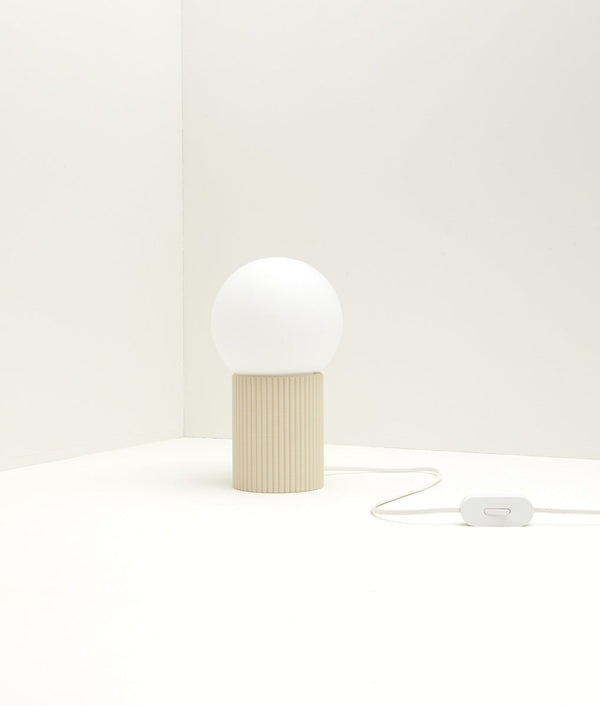 Lampe à poser "Colonnade", base à fines cannelures, verrerie boule mate, crème