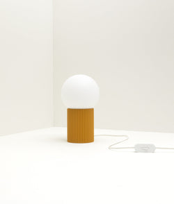 Lampe à poser "Colonnade", base à fines cannelures, verrerie boule mate, jaune safran